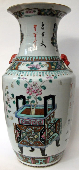 Vase à décor antique polychrome